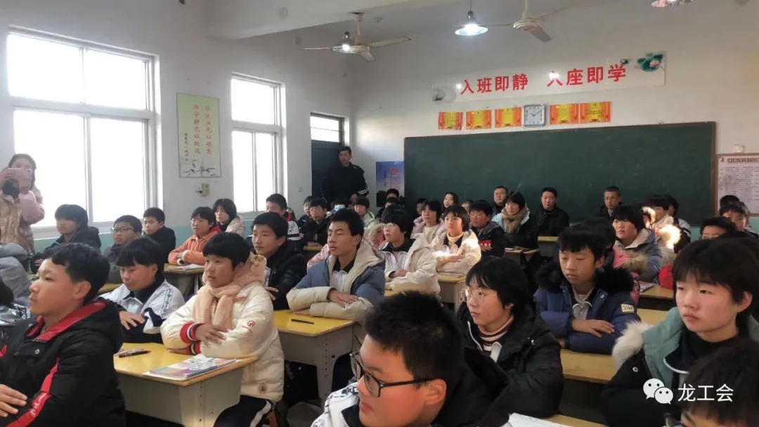龙安区总工会领导干部为中学生 带来一堂生动的政治课
